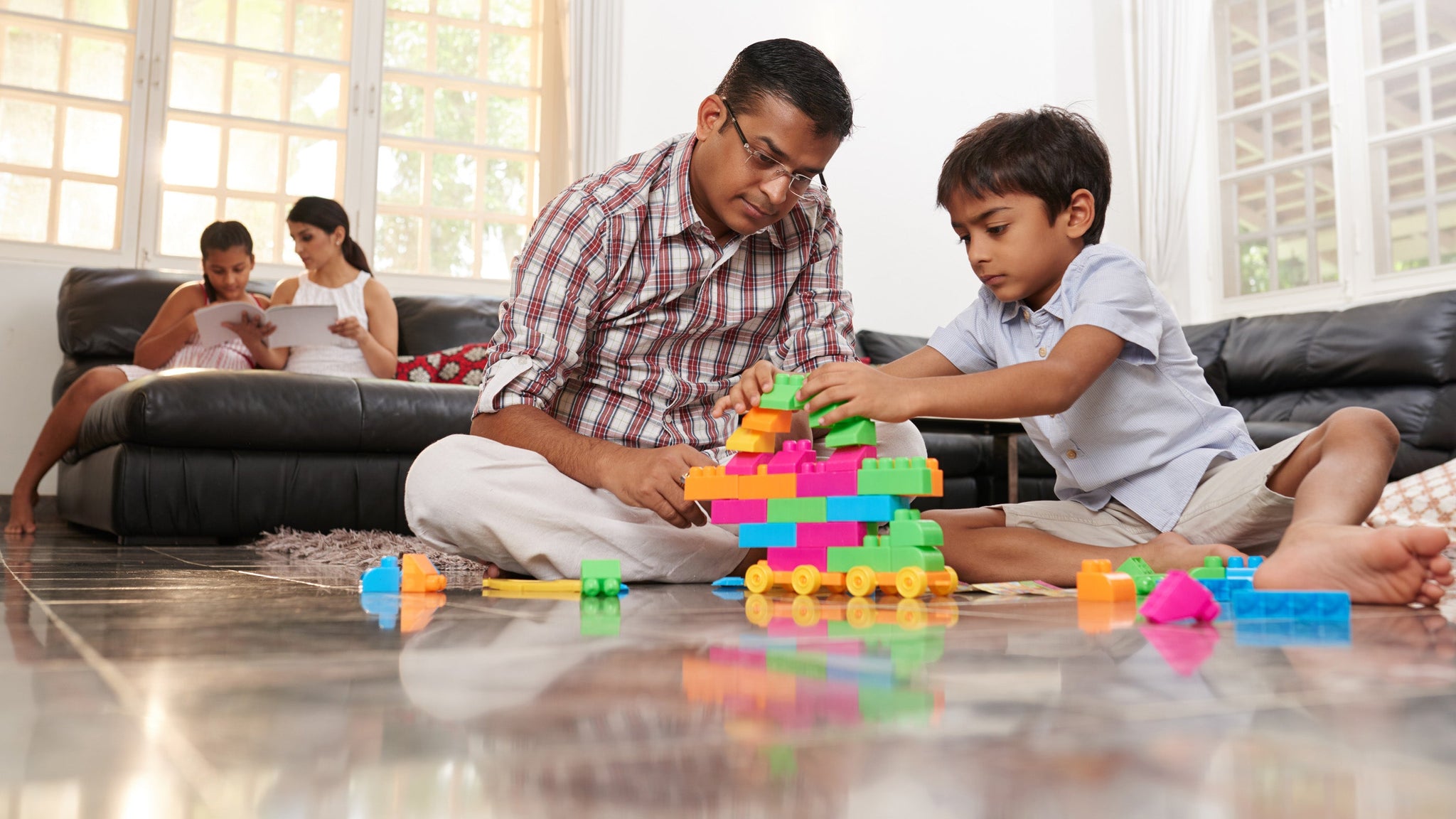 Mom FamousParenting: Real Stories & Smart Parenting Tips
